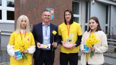 Dyrektor Arkadiusz Ślipikowski Wraz Z Wolontariuszami Na ściance Urzędu Marszałkowskiego