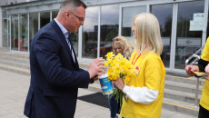 Dyrektor Ślipikowski Wrzuca Datek Do Puszki Wolontariusza