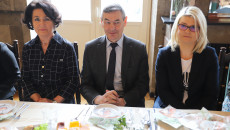 Przy stole siedzą Bożena Korus, Artur Potaczała i Katarzyna Kubicka