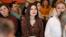 Młoda Ukrainka siedzi przy stole
