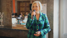 Do mikrofonu przemawia Renata Janik