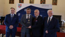 Marek Jońca, Andrzej Bętkowski Oraz Marek Kwitek Wraz Z Beneficjentami (10)