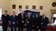 Marek Jońca, Andrzej Bętkowski Oraz Marek Kwitek Wraz Z Beneficjentami (16)