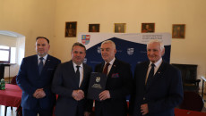 Marek Jońca, Andrzej Bętkowski Oraz Marek Kwitek Wraz Z Beneficjentami (18)
