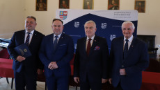 Marek Jońca, Andrzej Bętkowski Oraz Marek Kwitek Wraz Z Beneficjentami (2)
