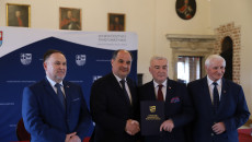 Marek Jońca, Andrzej Bętkowski Oraz Marek Kwitek Wraz Z Beneficjentami (22)