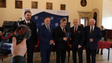 Marek Jońca, Andrzej Bętkowski Oraz Marek Kwitek Wraz Z Beneficjentami (5)