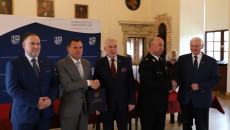 Marek Jońca, Andrzej Bętkowski Oraz Marek Kwitek Wraz Z Beneficjentami (6)