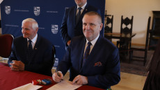Marek Jońca, Andrzej Bętkowski Oraz Marek Kwitek Wraz Z Beneficjentami (7)