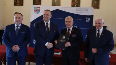Marek Jońca, Andrzej Bętkowski Oraz Marek Kwitek Wraz Z Beneficjentami (8)