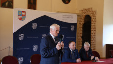 Marek Jońca Przemawia Do Mikrofonu