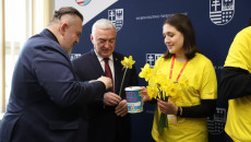 Mariusz Bodo Wrzuca Datek Do Puszki