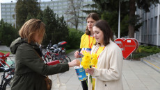 Pracownik Urzędu Wrzuca Datek Do Puszki (2)