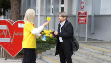 Pracownik Urzędu Wrzuca Datek Do Puszki (7)