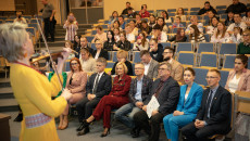 Uczestnicy Konferencji Słuchają Występu Ukraińskiej Skrzypaczki