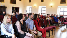 Uczestnicy Podpisywania Umów, Zdjęcie Zbiorowe Osób Siedzących Na Sali (3)