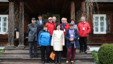 Grupa Turystów Przed Dworkiem Drewnianym