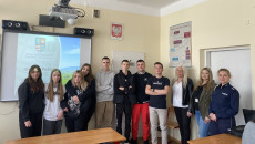 Uczesnicy Projektu Pozują Do Pamiątkowego Zdjęcia (4)