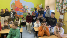 Uczniowie Siedzą W Kolorowej Klasie