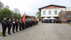 Strażacy stoją w rzędzie podczas uroczystego apelu