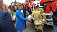 Posłanka Agata Wojtyszek składa gratulacje strażakowi