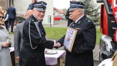 Marszałek Andrzej Bętkowski składa gratulacje strażakowi w mundurze
