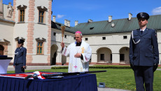 Biskup Piotrowski święci Sztandar