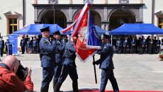 Czterech Oficerów Służby Więziennej Ze Sztandarem