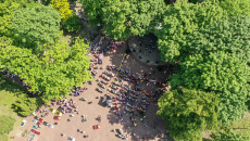 Zdjęcie z drona pikniku w parku miejskim