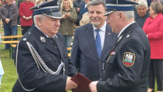 Marszałek Andrzej Bętkowski przekazuje teczkę z gratulacjami podczas uroczystości