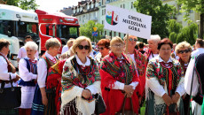 Członkinie Koła Gospodyń Wiejskich z gminy Miedziana Góra podczas przemarszu ulicami Kielc