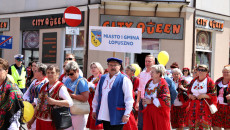 Przedstawiciele Koła Gospodyń Wiejskich z gminy Łopuszno podczas przemarszu ulicami Kielc