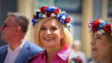 Wicemarszałek Renata Janik w kolorowym wianku na głowie