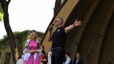 Wicemarszałek Renata Janik oraz zastępca dyrektora ROPS w Kielcach Arkadiusz Ślipikowski podczas wystąpienia na scenie