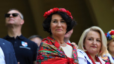 Dyrektor ROPS w Kielcach Elżbieta Korus w wianku na głowie oraz stroju ludowym w otoczeniu przedstawicielek Koła Gospodyń Wieckich