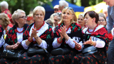 Członkinie Koła Gospodyń Wiejskich w ludowych strojach