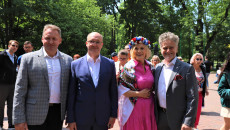 Wicemarszałek Renata Janik, wiceminister spraw zagranicznych Piotr Wawrzyk, senator Krzysztof Słoń oraz burmistrz Bodzentyna Dariusz Skiba