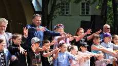 Wicemarszałek Renata Janik podczas zabawy z dziećmi