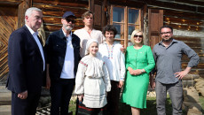 Andrzej Bętkowski, Renata Janik i Artur Żmijewski wraz z aktorami filmu i producentem stoją przed karczma w skansenie w Tokarni