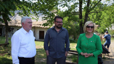 Andrzej Bętkowski, Renata Janik i producent filmu Mikołaj Fajks stoją na placu skansenu w strefie miejskiej