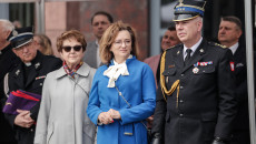 Od lewej: Maria Zuba, posłanka Agata Wojtyszek oraz zastępca Świętokrzyskiego Komendanta Wojewódzkiego PSP st. bryg. Marcin Machowski