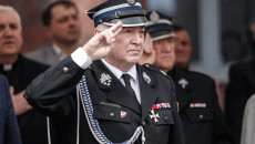 Marszałek Andrzej Bętkowski salutuje w mundurze strażackim
