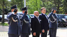 Mariusz Gosek I Zbigniew Ziobro Przed Muzeum Narodowym Z Funkcjonariuszami Służby Więziennej