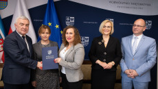 Przekazanie Umowy Przedstawicielom Starachowic (1)