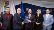 Przekazanie Umowy Przedstawicielom Starachowic (2)