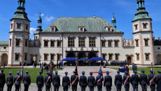 Uczestnicy Uroczystości Stoją Przed Muzeum Narodowym