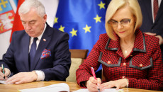 Umowy Podpisują Marszałek Andrzej Bętkowski I Wicemarszałek Renata Janik.