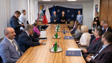 Uroczyste Podpisanie Umów Na Dofinasowanie Zakupu Sprzętu Komputerowego Dla Uczniów Z Ukrainy.