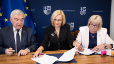 Uroczyste Podpisanie Umów Na Dofinasowanie Zakupu Sprzętu Komputerowego Dla Uczniów Z Ukrainy. (5)