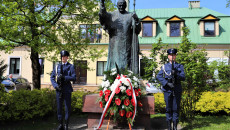 Warta Honorowa Służby Więziennej Przed Pomnikiem Jana Pawła Ii